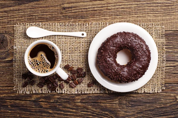 Donut de chocolate y café —  Fotos de Stock