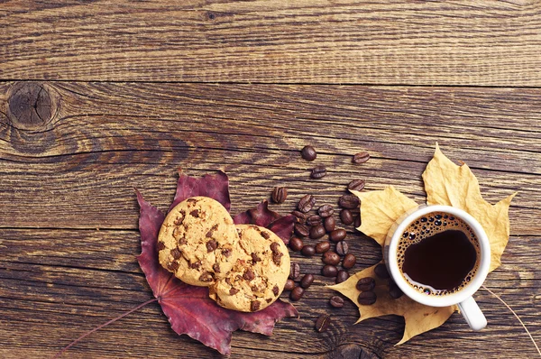 Kakor, kaffe och höstlöv — Stockfoto