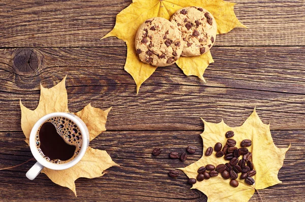 Café, galletas y hojas de otoño — Foto de Stock