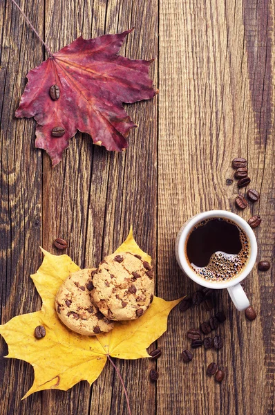 Café, biscoitos e folhas de outono — Fotografia de Stock