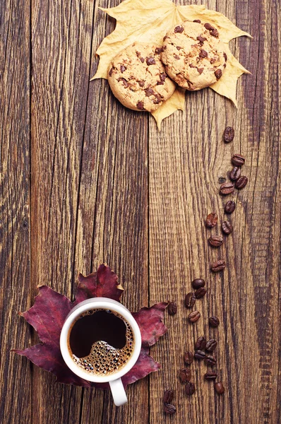 Galletas, café y hojas de otoño — Foto de Stock