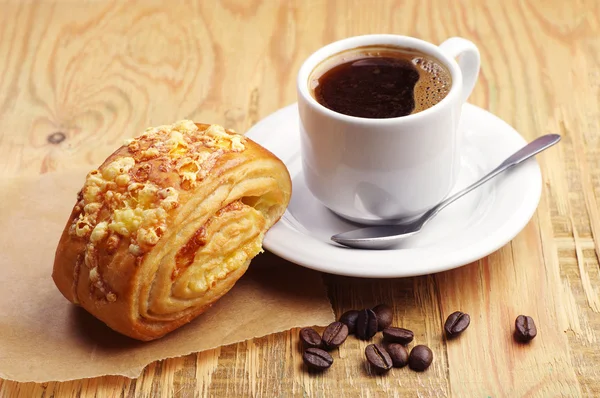Caffè e panino con formaggio — Foto Stock