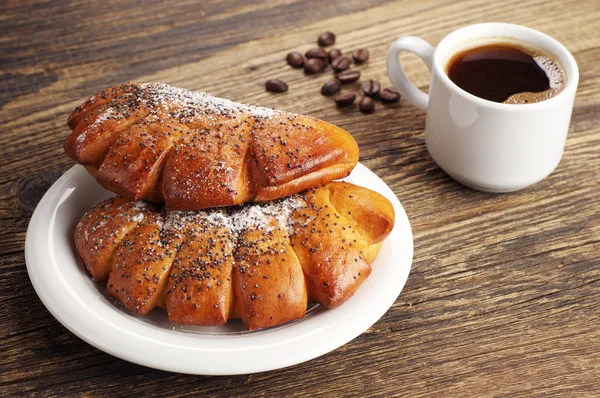 Dois pães doces e uma chávena de café — Fotografia de Stock