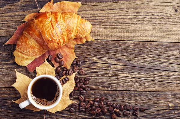 Kaffe, croissant och höstlöv — Stockfoto