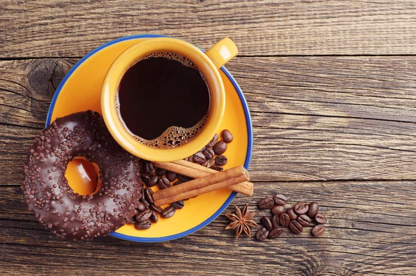 Chocolate donut och kaffe — Stockfoto