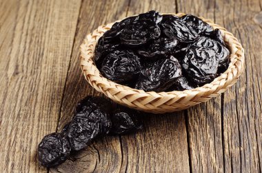 kurutulmuş Erik bir kase ve dağınık