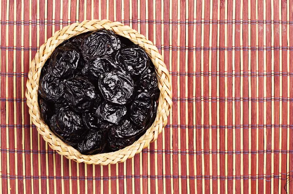 Prune séchée dans un bol en osier — Photo