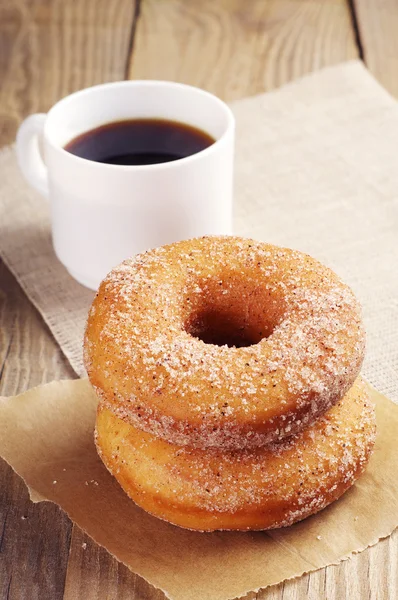 Donut mit Zucker und Kaffee — Stockfoto