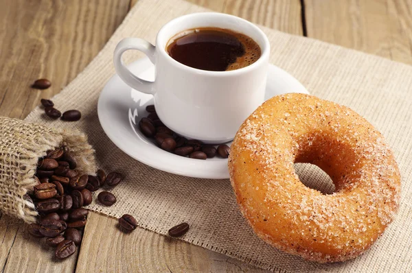 Donut met suiker en koffie — Stockfoto