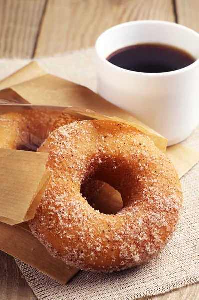 Koffie en zoete donut — Stockfoto