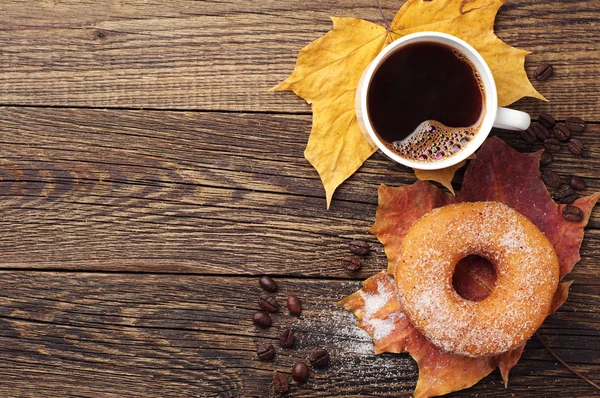 Ντόνατ, καφέ και Φθινοπωρινά φύλλα — Φωτογραφία Αρχείου