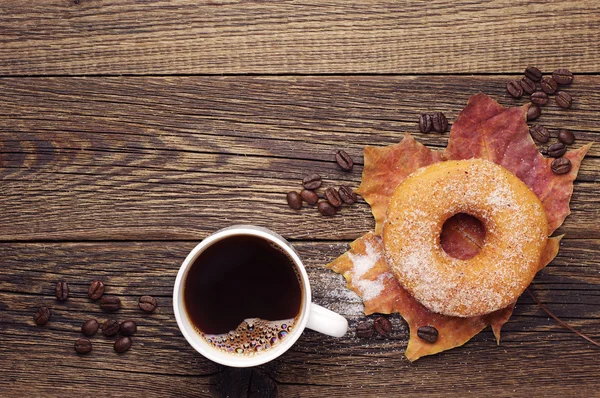 Słodkie pączki, kawy i autumn odchodzi — Zdjęcie stockowe