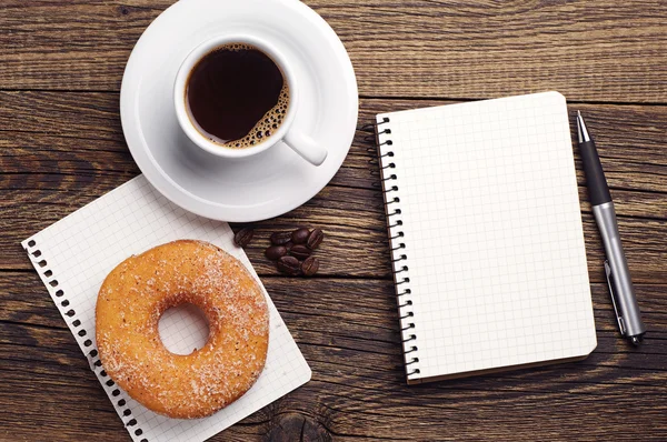 Σημειωματάριο και καφέ με ντόνατ — Φωτογραφία Αρχείου