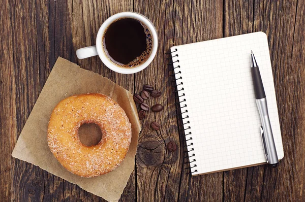 Bloc de notas y café con rosquilla — Foto de Stock