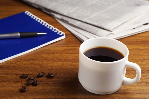 Καφέ, εφημερίδα και σημειωματάριο — Φωτογραφία Αρχείου