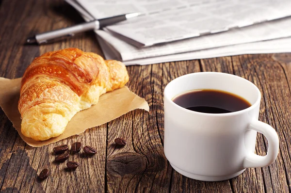 Koffie, croissant en krant — Stockfoto