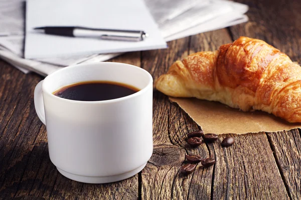 Koffie, croissant en krant — Stockfoto