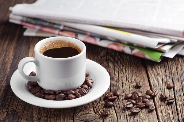 Tazza di caffè e giornale — Foto Stock