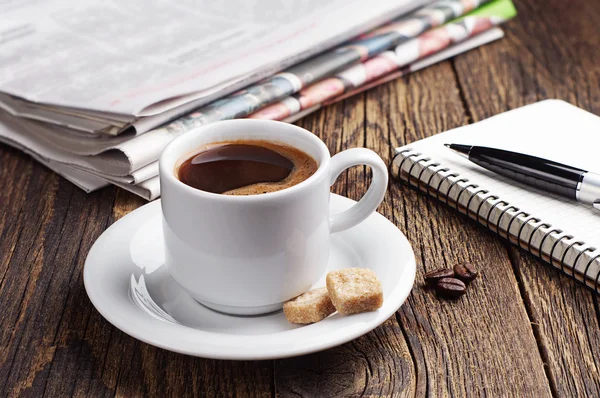 Koffie, krant en Kladblok — Stockfoto