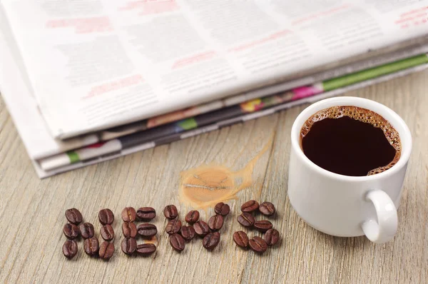 Caffè, giornale e la parola news — Foto Stock