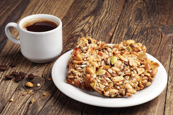 Koffie en koekjes met noten — Stockfoto
