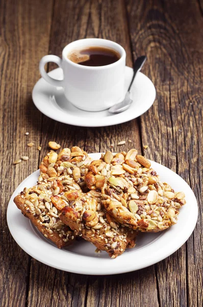 Café y galletas con frutos secos —  Fotos de Stock