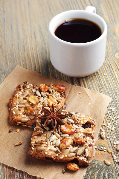 Zoete koekjes met noten en koffie — Stockfoto