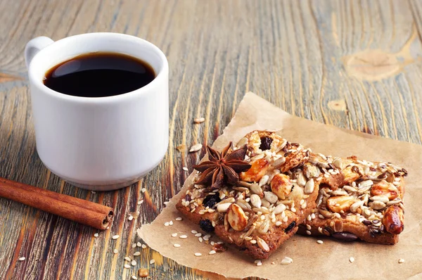 Koffie en koekjes met noten — Stockfoto