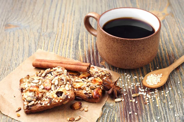 Coffee and cookies with nuts — Stock Photo, Image