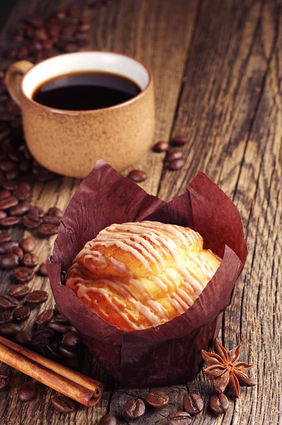 Smaczne muffin i filiżanka kawy — Zdjęcie stockowe