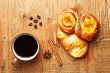 kahve ve tatlı çörekler