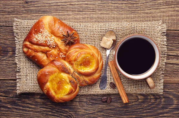 コーヒーと甘いパン — ストック写真