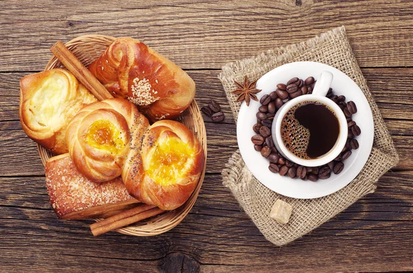 Taza de café y bollos dulces —  Fotos de Stock