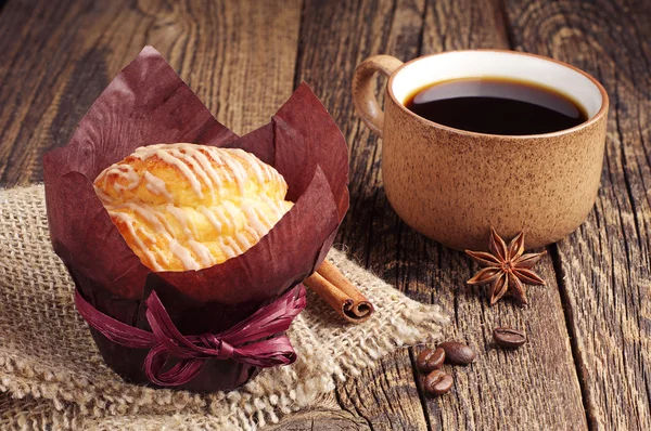 Tasty muffin and coffee cup — Stock Photo, Image