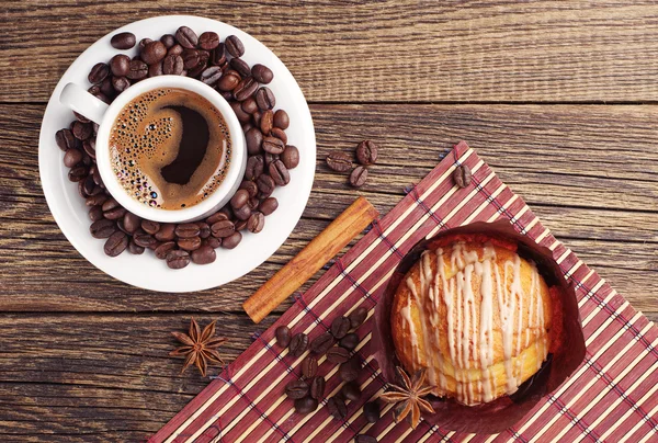 Café e delicioso muffin — Fotografia de Stock