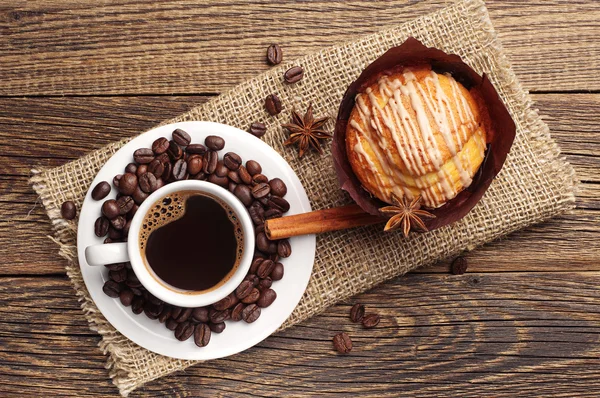 Kaffe och läckra cupcake — Stockfoto