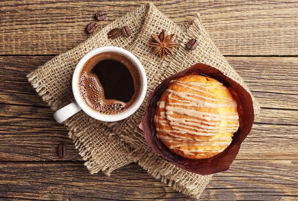Delicious muffin and coffee — Stock Photo, Image