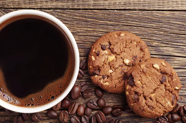 ปิดกาแฟและคุกกี้ช็อคโกแลต — ภาพถ่ายสต็อก