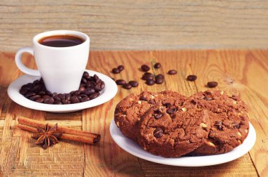 Bir fincan kahve ve kurabiye.