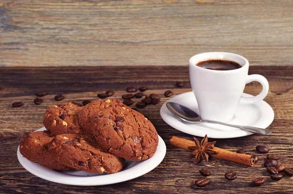 Chocolade koekjes en koffie — Stockfoto