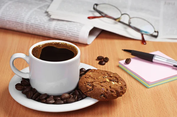 Coffee with cookie, newspaper and note — Stock Photo, Image