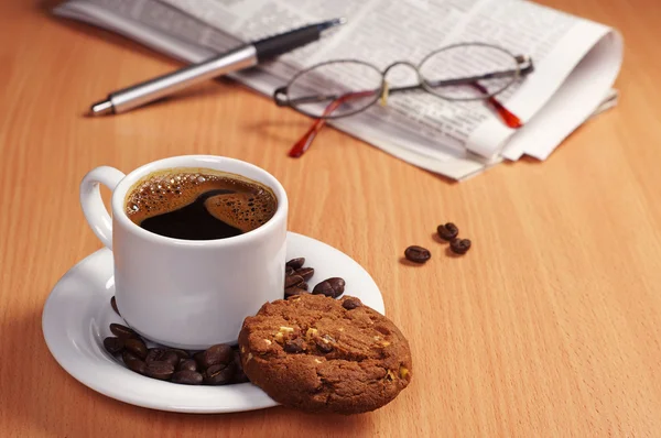 Café con galleta y periódico —  Fotos de Stock