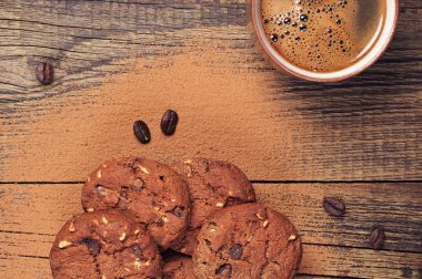 Kahve ve çikolatalı kurabiye.