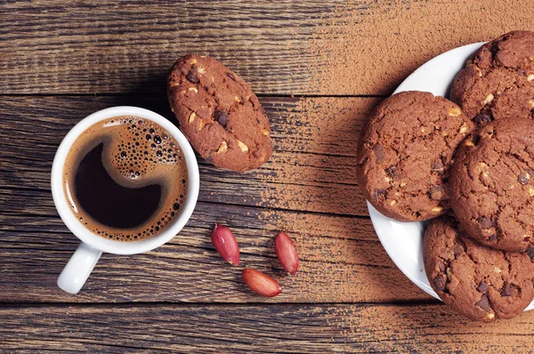 Chocolade koekjes en koffie — Stockfoto