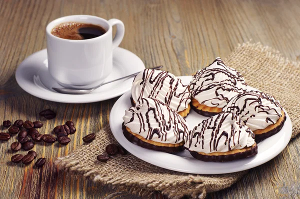 Kekse mit Sahne und Kaffee — Stockfoto