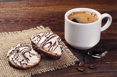 Krem ve kahve ile tatlılar