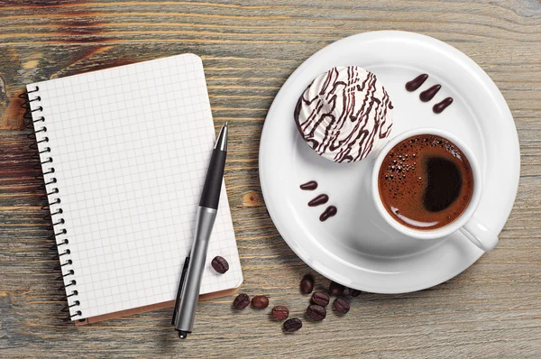 Koffie met koekjes en Kladblok — Stockfoto