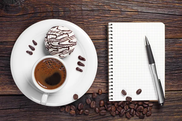 Koffie met koekjes en laptop — Stockfoto