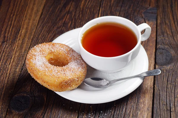 Doux beignet et tasse de thé — Photo
