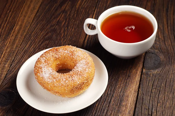 Taza de té y rosquilla — Foto de Stock